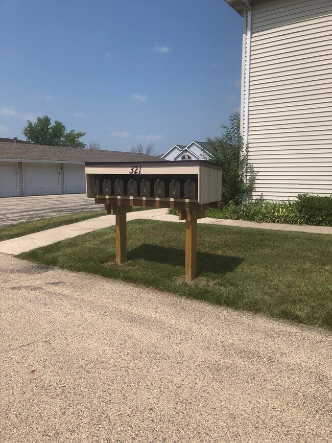 Building Photo - Parkside Village Apartment Homes in Mayville, WI