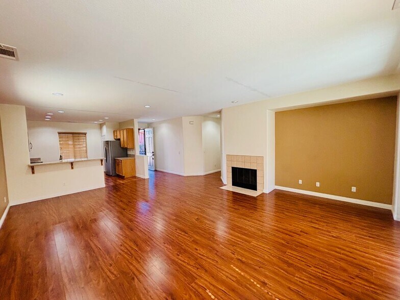 Building Photo - 5806 W Ave K-3