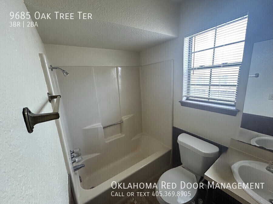 Building Photo - 9685 Oaktree Terrace