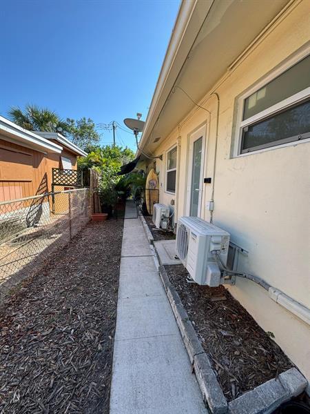 Building Photo - 340 SW 16th Ct