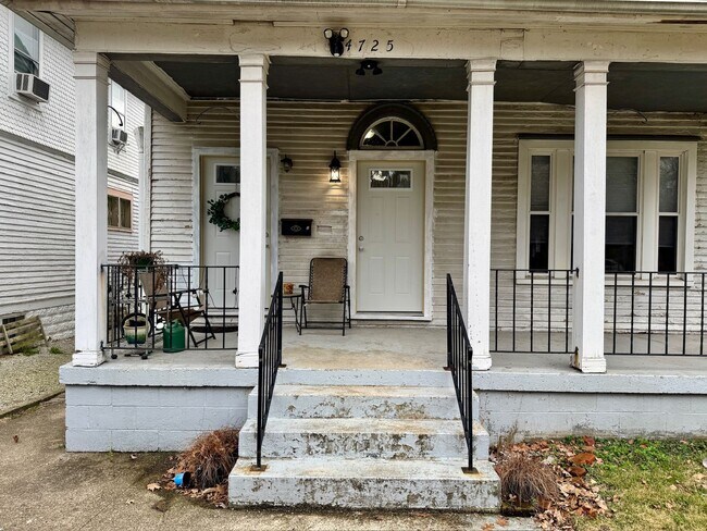 Building Photo - Studio Apartment, Fresh Renovation