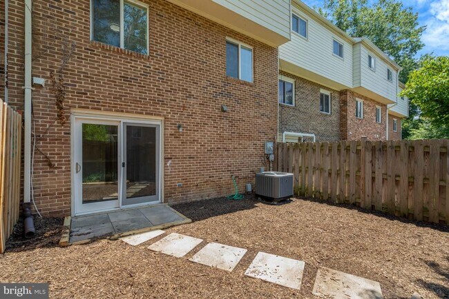 Building Photo - 7065 Leewood Forest Dr
