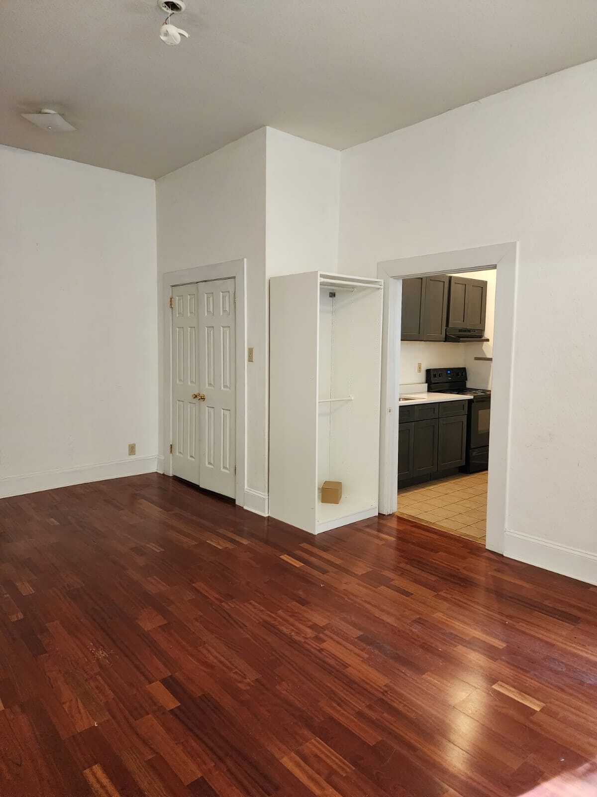 Building Photo - 833 Monroe Dr NE