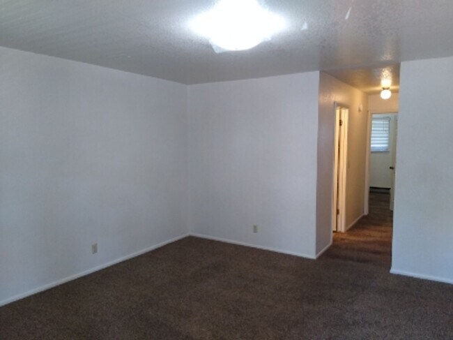 Building Photo - 2 bedroom 1 bath apartment very close to SUU!