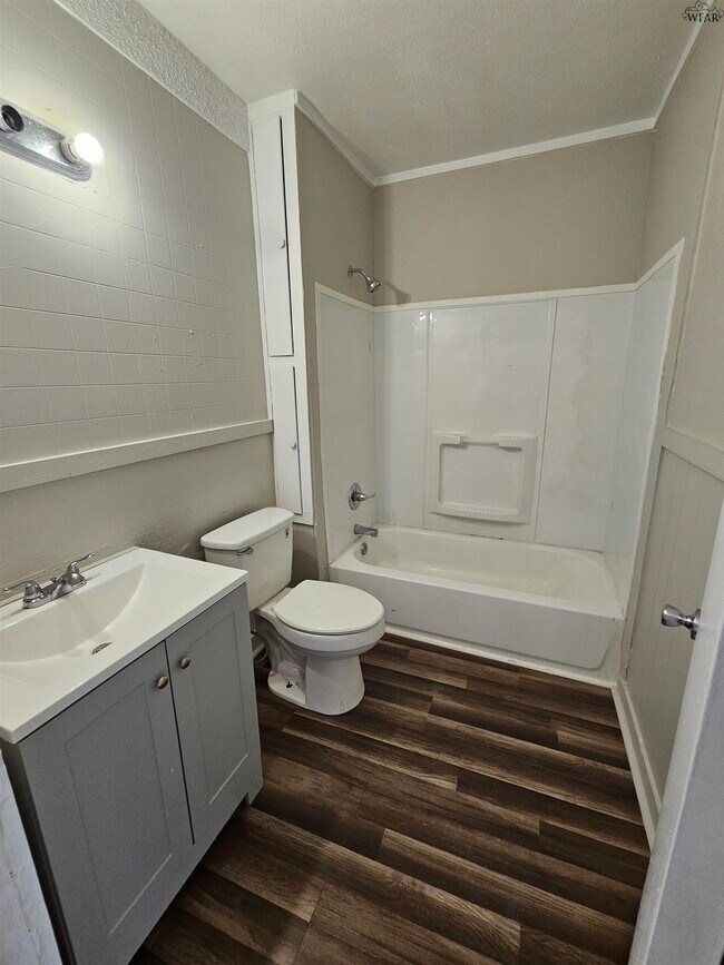 Building Photo - 1613 Beverly Dr