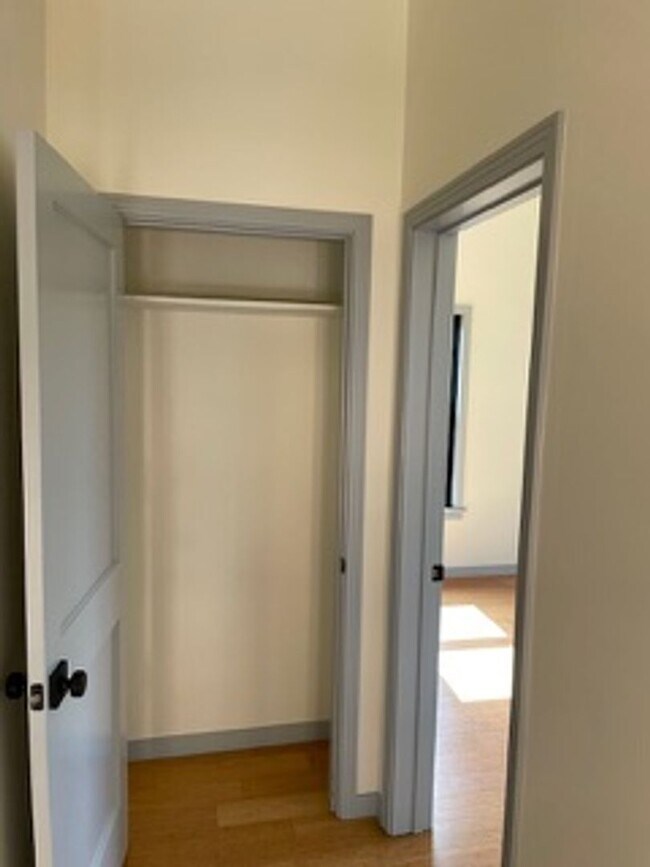 Building Photo - Please call Shami at (415) 225-2543 to sch...