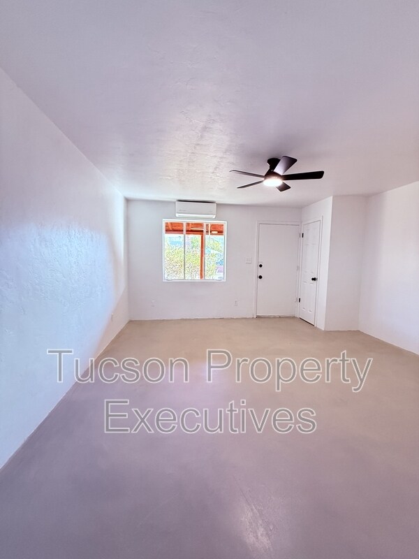 Building Photo - 810 N Alvernon Way