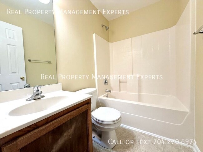 Building Photo - 4025 Oakwood Rd