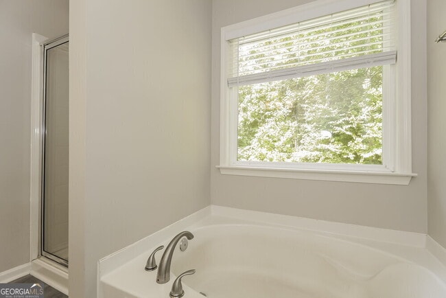 Building Photo - 128 Creekwood Tr