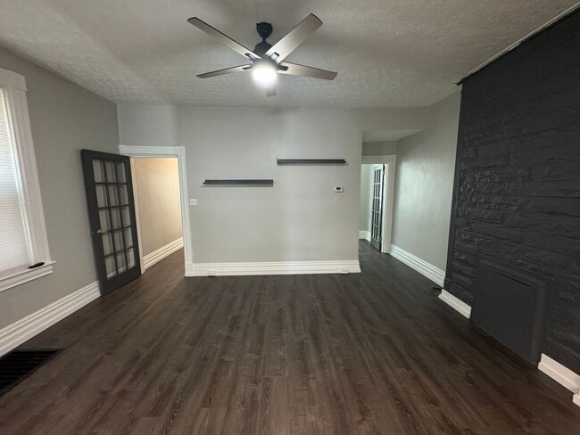 Building Photo - Available NOW! 3 Bed 2 Full Bath Townhome ...