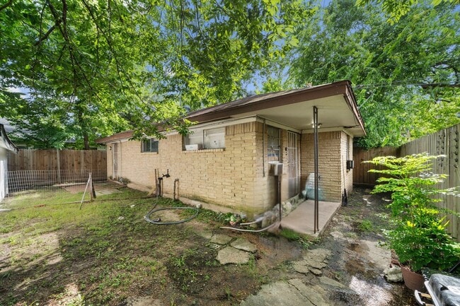 Building Photo - 4208 Delhi St
