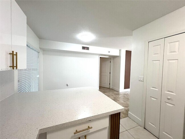 Building Photo - 1240 SE 28th Ct