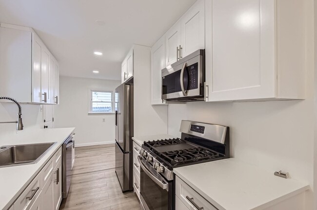 Building Photo - Remodeled 2BD, 1.5BA Chaffee Park Home with 1-Car Garage