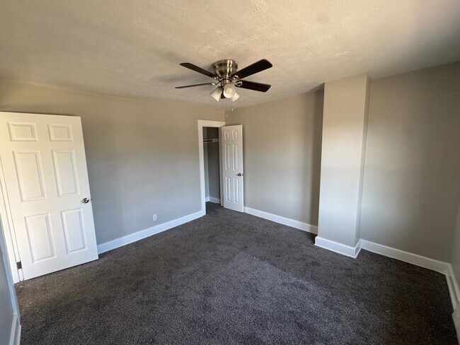 Building Photo - Charming 3-Bedroom Property in Prime Location