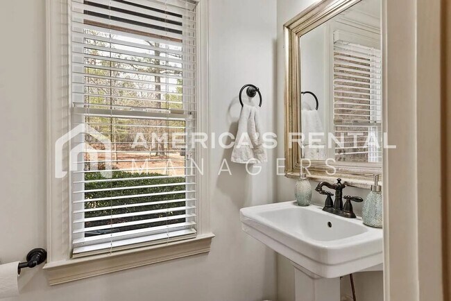 Building Photo - Private Estate Living on Over 3 Acres! Available to view NOW!