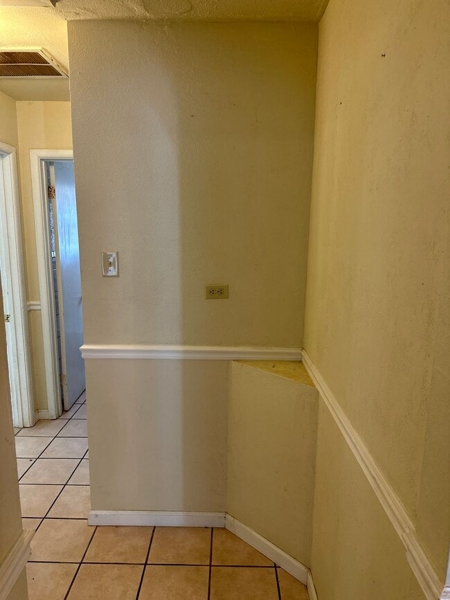 Building Photo - 3 BEDROOM, 1 BATH, DOUBLE DRIVE PARKING