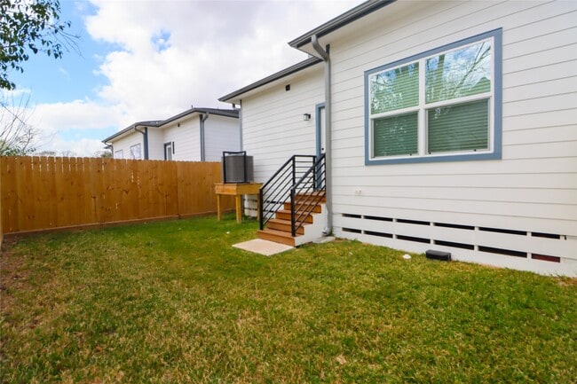 Building Photo - 4902 Higgins St