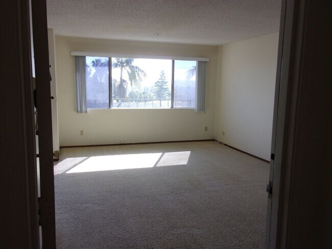 Building Photo - 411