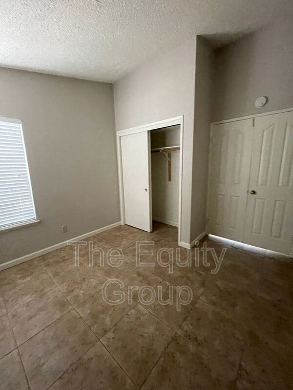 Building Photo - 1615 E Castlecrest Ave