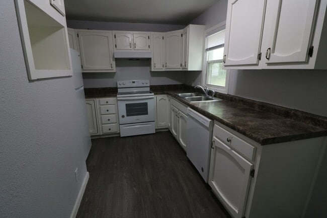 Building Photo - Nice 3 bedroom 1 bathroom home located in ...