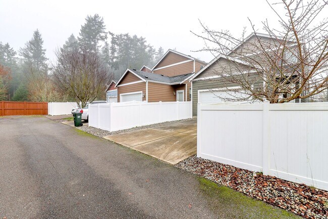 Building Photo - Beautiful Lacey Home with new paint and carpet in Popular Edgewater Community