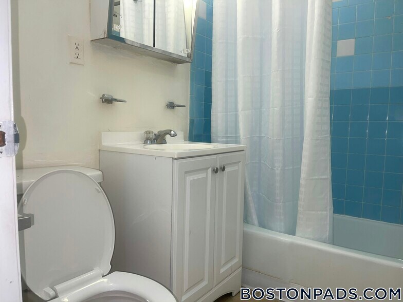 Building Photo - 122 Dustin St