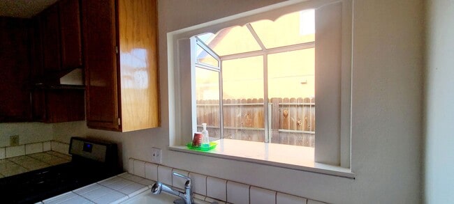 Building Photo - Adorable Single Story home with 3 bedroom and 2 bath