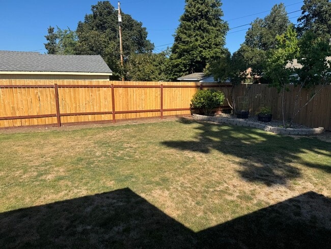 Building Photo - Great 3-Bedroom, 2-Bath Ranch Style Home w...