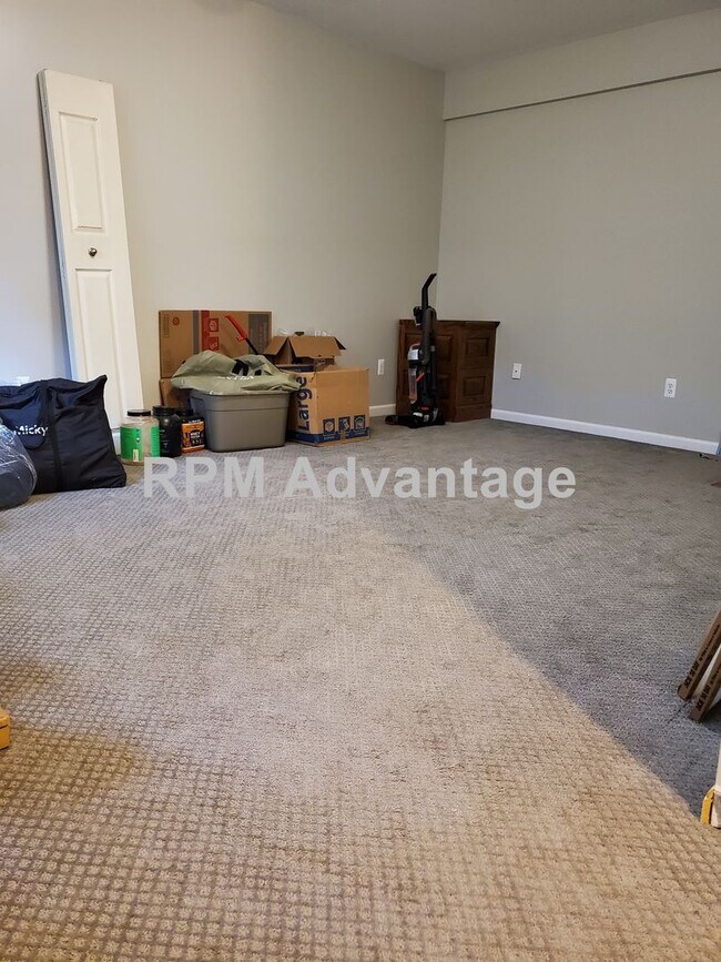 Building Photo - Gorgeous Townhouse Steps from Pool and Hik...