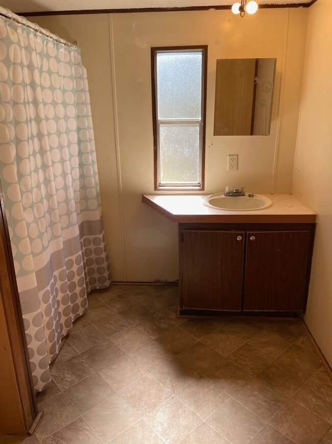 Building Photo - 3 bed, 2 bath, mobile home $800 month, $80...