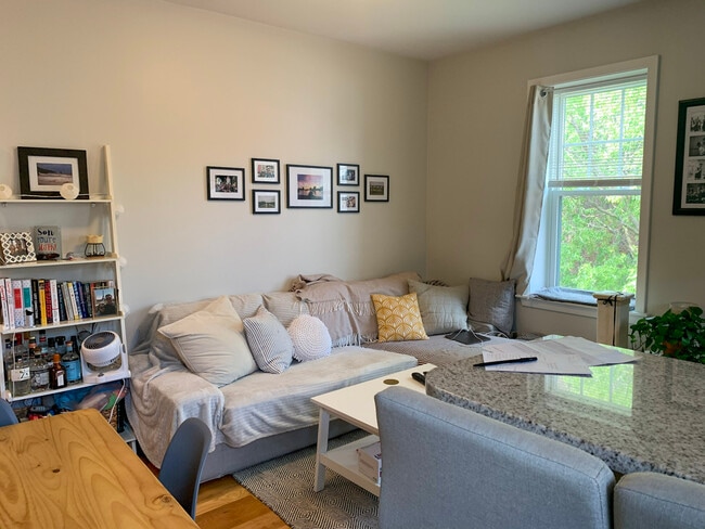 Building Photo - 33 Anderson St