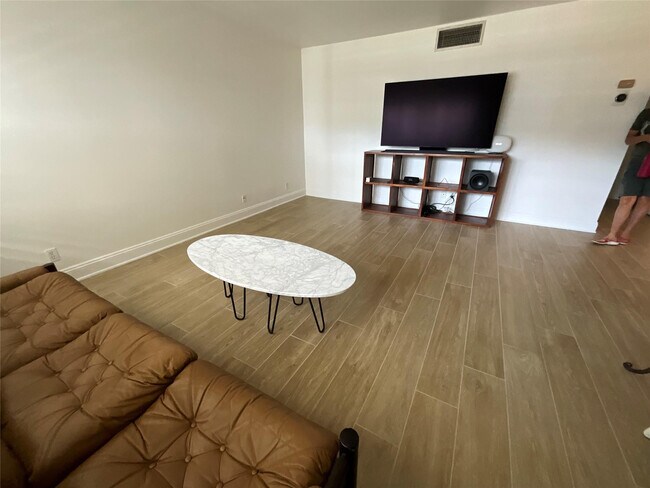 Building Photo - 2424 NE 9th St