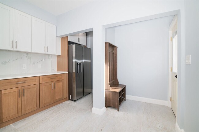 Building Photo - 45 Tainter St