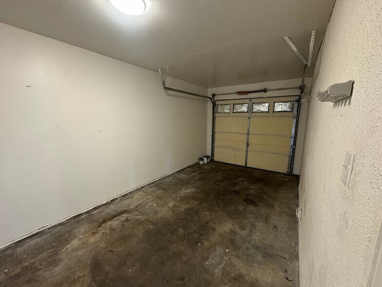 Building Photo - 833 W Walnut Ave