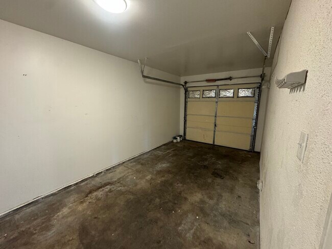 Building Photo - 833 W Walnut Ave