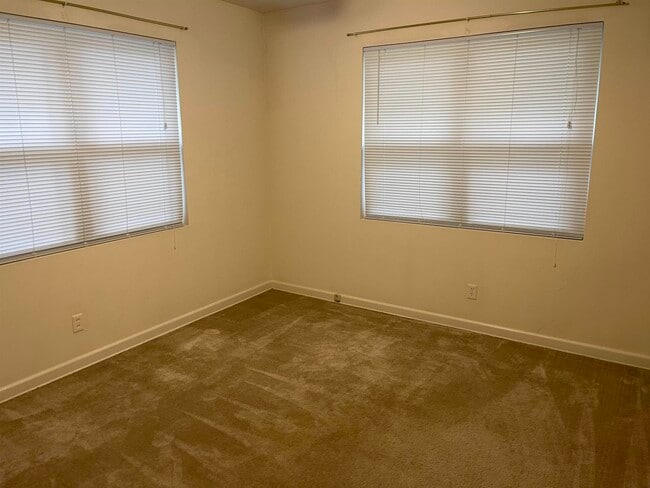 Building Photo - 825 Ingleside Ave
