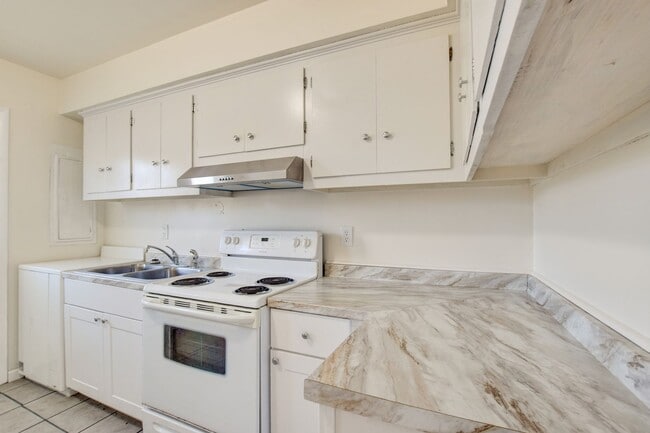 Building Photo - 936-938 Schumann Dr