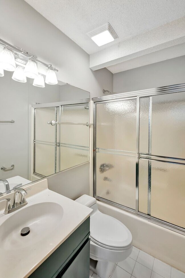 Building Photo - Prime Location Near Ravenel Bridge & Charl...