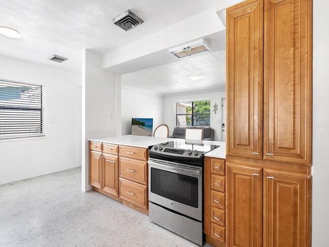 Building Photo - 413 NE 25th Ave