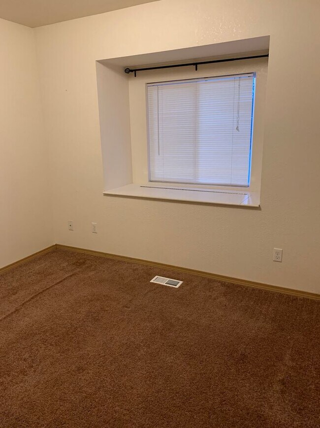 Building Photo - AVAILABLE NOW!! West side - 2 Bdrm, 1 Bath