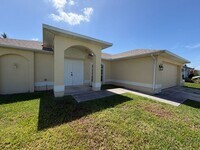Building Photo - 3 Bedroom 2 bathroom 2 car garage home for rent in Cape Coral FL!