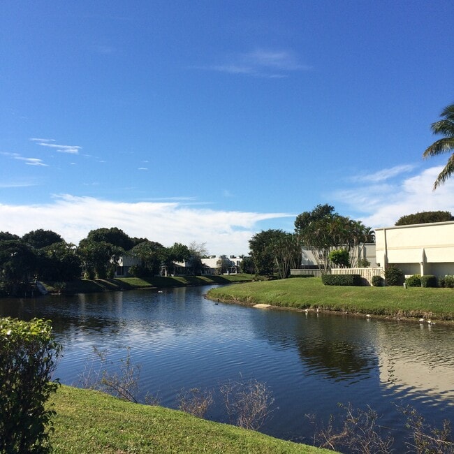 Building Photo - 1622 Shaker Cir