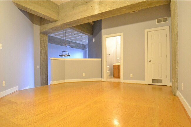 Building Photo - Real Silk Lofts