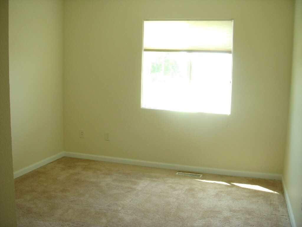 Building Photo - 2702 Sunner Ave