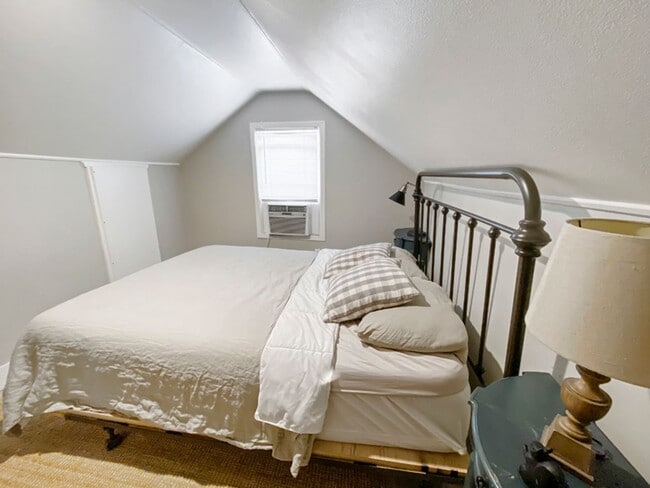 Building Photo - Garfield House: Furnished or Unfurnished, Large private lot across from Golf Course $300 Utility Fee