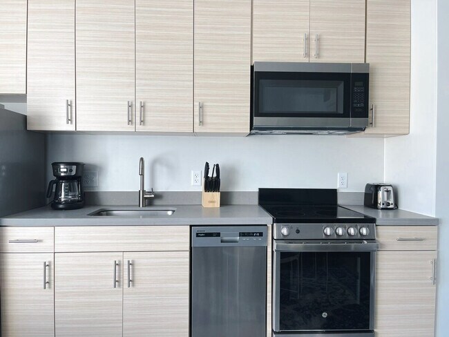 Building Photo - 2530 University Ave