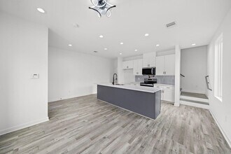 Building Photo - For Lease-Housing Vouchers Accepted | 3 Bed, 3 Bath | 1,515 Sq Ft | South Houston