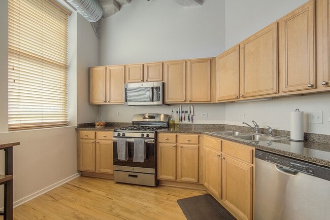 Building Photo - One Bedroom Unit in Wonderful Western Auto Lofts