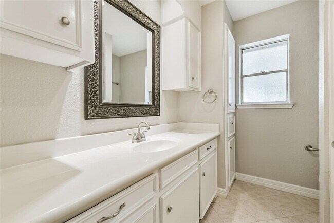 Building Photo - 28902 Twisted Oak Dr