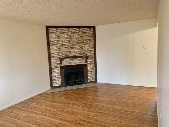 Building Photo - 5 Month lease special, $100/mo off! Priced at $1348 after discount. 2 Bed, 1 Bath Apartment. RENT...